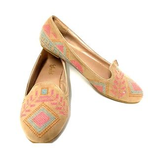🦋 Women’s Yoki Embroidered Tan Flats Size 6.5